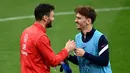 Kiper Prancis Hugo Lloris (kiri) bercanda dengan penyerang Prancis Antoine Griezmann selama sesi latihan di Stadion Velodrome di Marseille, Prancis selatan (24/3/2022). Prancis akan bertanding melawan Pantai Gading pada pertandingan persahabatan. (AFP/Franck Fife)