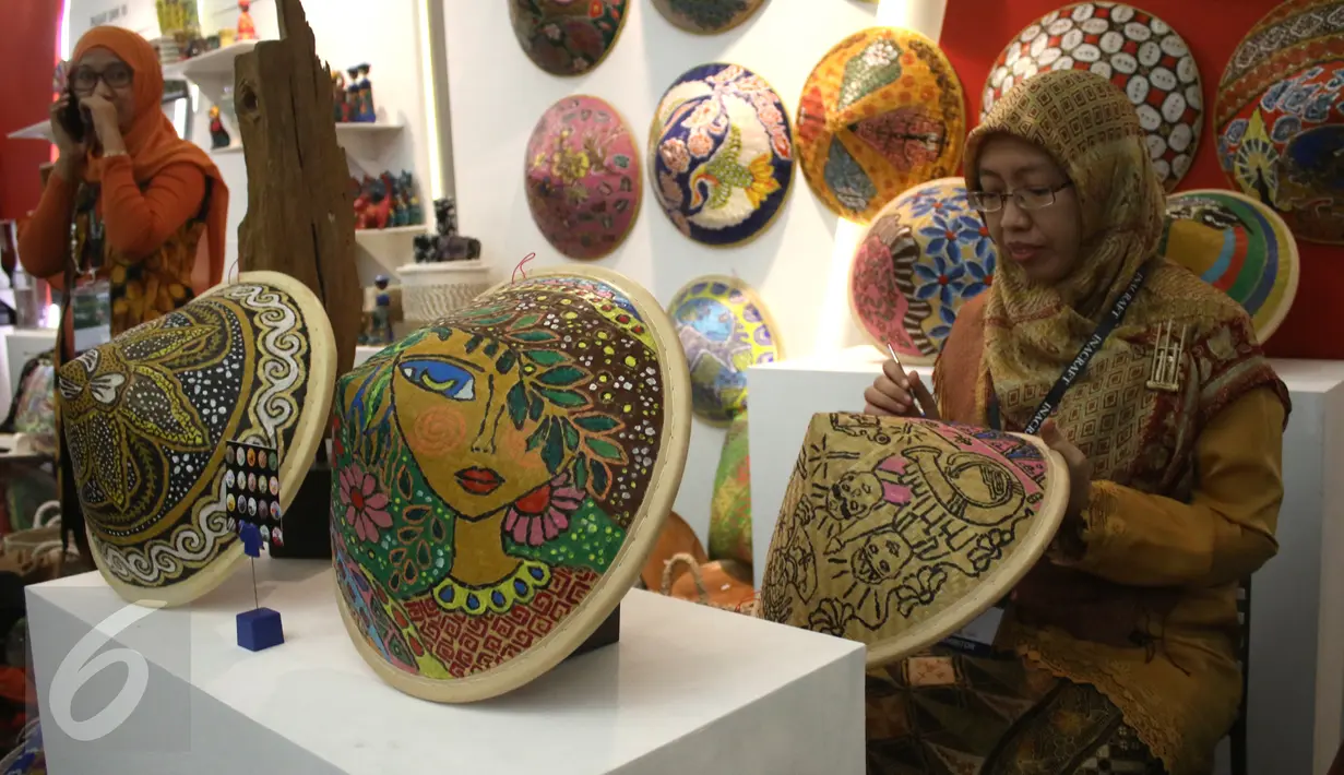 Sejumlah produk saat di pamerkan di Inacraft 2017 di JCC, Senayan, Jakarta, Rabu (26/4). Pameran yang gelar dari 26-30 april tersebut menapilkan ribuan prodak UMKM dari tanah air. (Liputan6.com/Angga Yuniar)