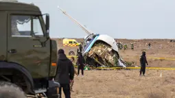 Pesawat berjenis Embraer 190 tersebut membawa 67 penumpang dari ibu kota Azerbaijan, Baku, menuju Grozny di wilayah Chechnya, Rusia. (Issa Tazhenbayev/AFP)