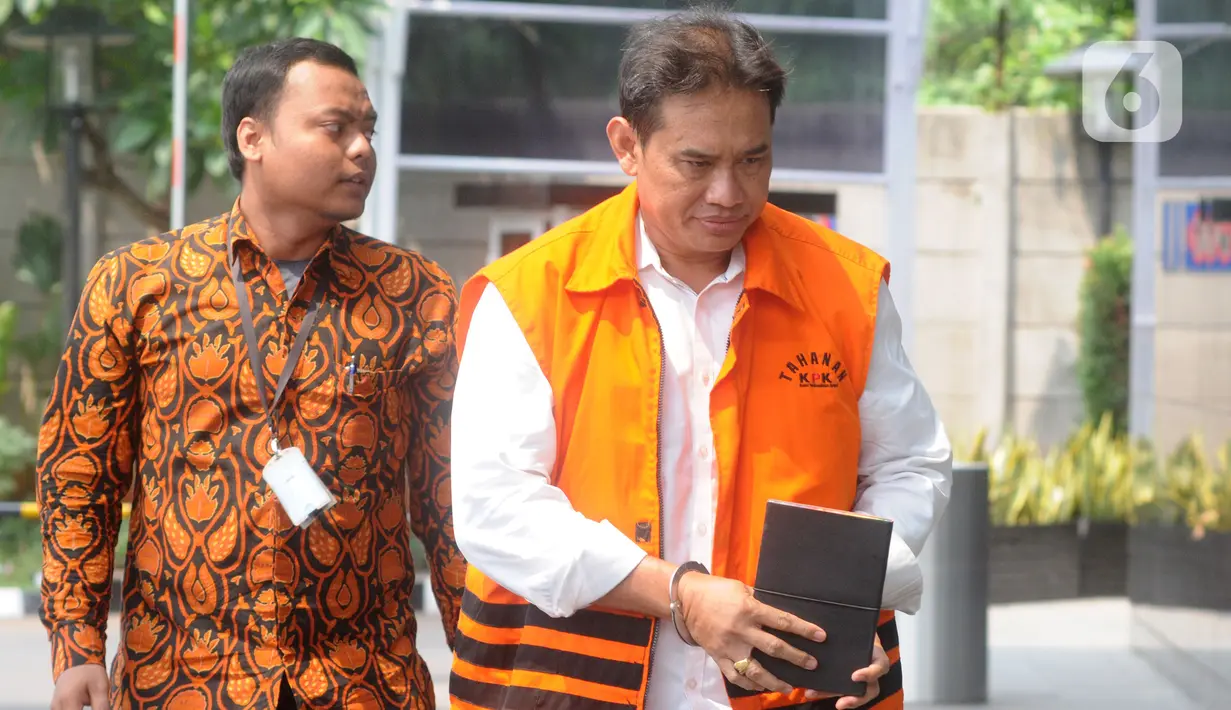 Direktur Pemasaran PTPN III (Persero) sekaligus merangkap Komisaris Utama PT KPBN I Kadek Kertha Laksana tiba untuk pemeriksaan di Gedung KPK, Jakarta, Rabu (4/12/2019). Kadek diperiksa sebagai tersangka terkait kasus dugaan suap distribusi gula di PTPN III Tahun 2019. (merdeka.com/Dwi Narwoko)