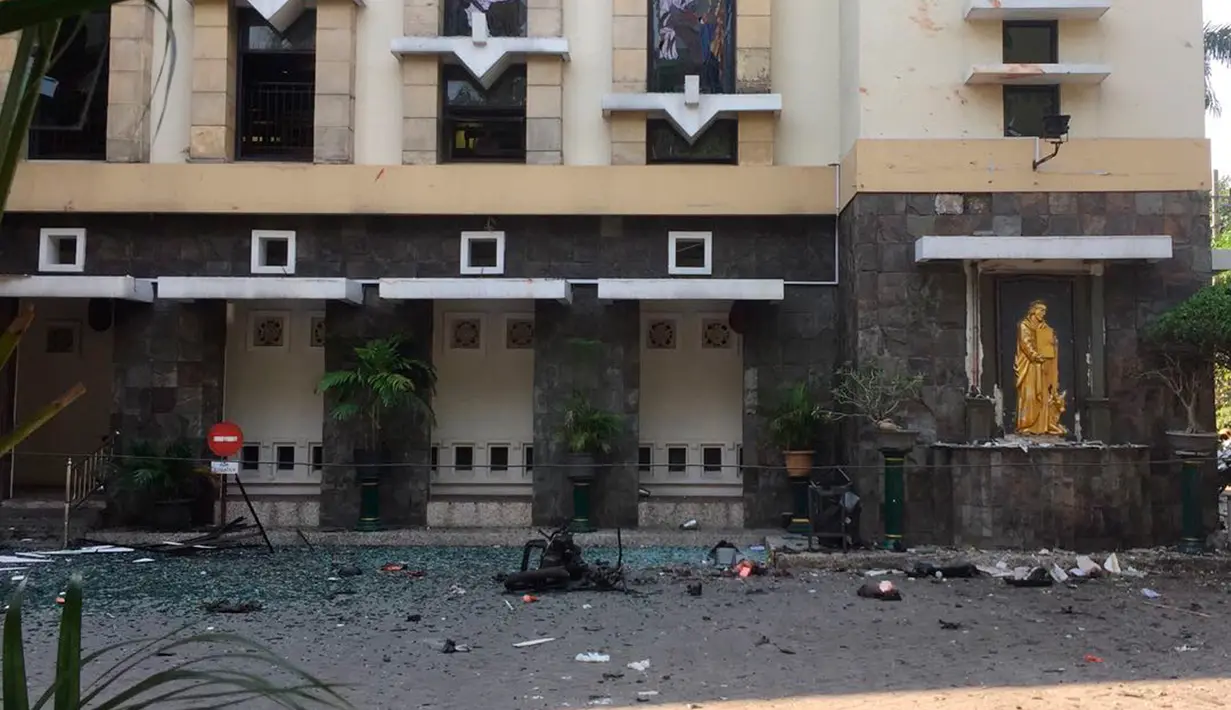Puing-puing terlihat di halaman Gereja Santa Maria pascaledakan bom, Surabaya, Jawa Timur, Minggu (13/5). Dua orang tewas dan 13 orang menderita luka akibat ledakan di Gereja Santa Maria. (AP/Trisnadi)