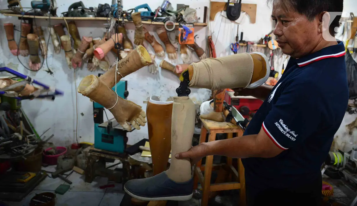 Perajin membuat kaki dan tangan palsu di Kawasan Tangerang, Kamis (2/7/2020). Menko Bidang Perekonomian Airlangga Hartarto menyebutkan penerapan new normal berpengaruh pada peningkatan signifikan penyaluran Kredit Usaha Rakyat (KUR) yang terjadi di pekan kedua Juni 2020. (Liputan6.com/Angga Yuniar)