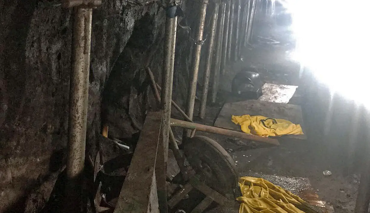Foto tak bertanggal yang dirilis pada Selasa (3/10) menunjukkan sebuah  terowongan sepanjang 500 meter yang mengarah ke Bank of Brasil di Sao Paulo. Terowongan itu digali oleh kawanan perampok yang beranggotakan 16 orang. (HO / Sao Paulo Police / AFP)