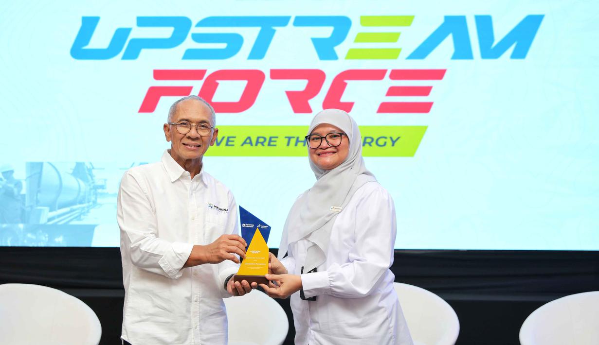 Kegiatan ini menjadi wadah edukatif dan inspiratif bagi mahasiswa serta masyarakat umum yang ingin memahami lebih dalam tentang peran sektor hulu migas dalam menjaga ketahanan energi nasional. Tampak dalam foto, Pjs Corporate Secretary PT Pertamina Hulu Energi, Fitri Erika bersama Rektor Universitas Pertamina, Prof. Dr. Ir. Wawan Gunawan A. Kadir, M.S., IPU berfoto bersama usai serah terima cenderamata di di Auditorium Gedung Griya Legita, Lantai 3 Universitas Pertamina, Jakarta, Kamis (6/11/2025). (Fimela.com/Adrian Utama Putra)