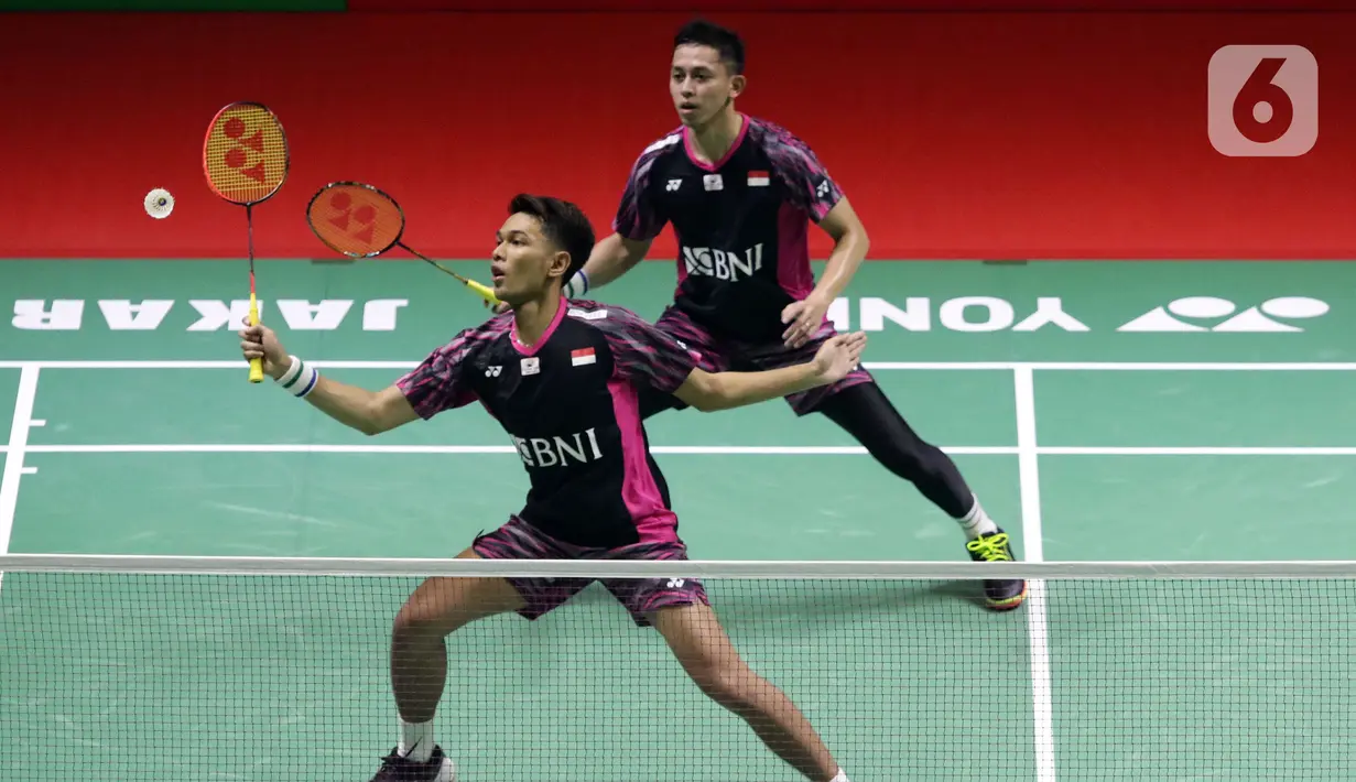 Pebulu tangkis ganda putra Indonesia, Fajar Alfian/Muhammad Rian Ardianto saat bertanding melawan He Ji Ting/ Zhou Hao Dong (China) pada Semifinal Indonesia Masters 2022 di Istora Senayan, Jakarta, Sabtu (11/6/2022). Fajar/Rian unggul dan melaju ke final Indonesia Masters 2022. (Liputan6.com/Helmi Fithriansyah)