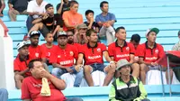 Beberapa pemain inti Madura United menyaksikan dari tribune Stadion Moch Soebroto saat rekan setimnya mengalahkan PSMP Mojokerto Putra 2-0, Rabu (29/3/2017). (Bola.com/Robby Firly)