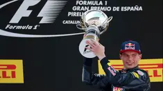 Pebalap F1 dari Tim Red Bull, Max Verstappen merayakan juara setelah finis pertama pada lanjutan F1 Grand Prix Spanyol, Montmelo ,(15/5). Max Verstappen menjadi pembalap termuda yang merengkuh podium pertama dalam sejarah F1. (REUTERS / Juan Medina)
