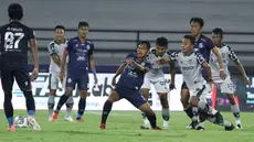 Pemain Persikabo 1973, Roni Sugeng (ketiga dari kanan) berebut bola dengan pemain Arema FC, Bramantio Ramadhan (tengah) dalam laga tunda pekan ke-17 BRI Liga 1 2021/2022 di Stadion I Wayan Dipta, Gianyar, Bali, Rabu (5/1/2022). (Bola.com/Nandang Permana)