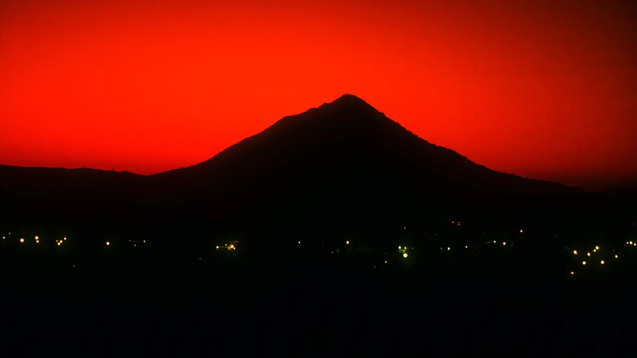 Ilustrasi langit merah. (dok. unsplash @rocinante_11)