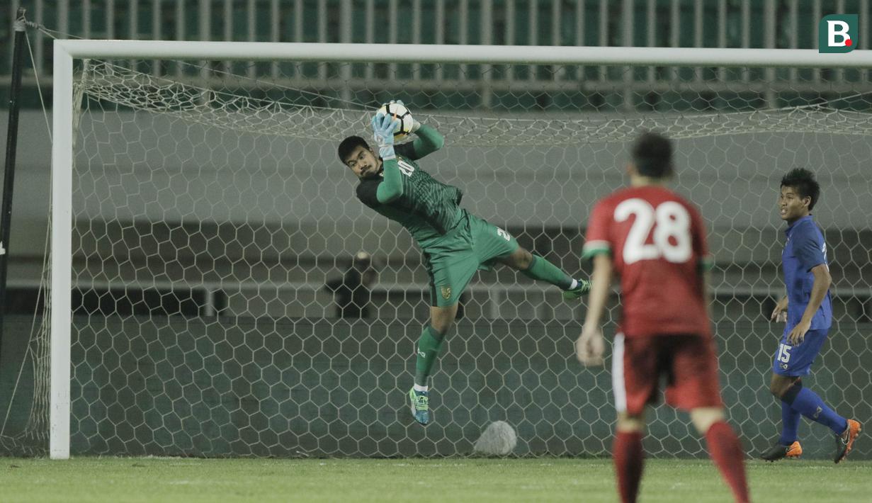 Kiper Thailand, Nont Muangnam, menangkap bola saat melawan Indonesia pada laga persahabatan di Stadion Pakansari, Bogor, (03/6/2018). Indonesia bermain imbang 0-0 dengan Thailand. (Bola.com/M Iqbal Ichsan)
