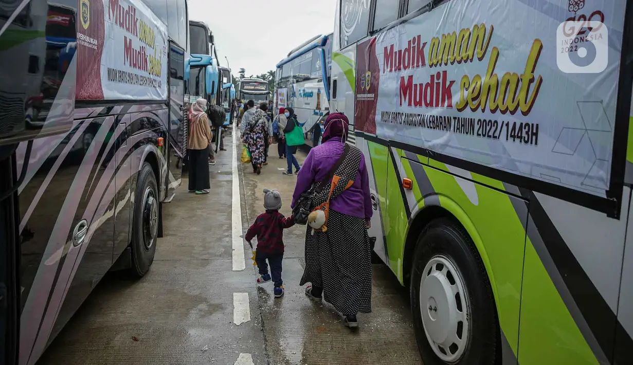 <p>Peserta Mudik Aman Mudik Sehat Kementerian Perhubungan bersiap menaiki bus tujuan kampung halamannya di Terminal Jatijajar, Depok, Jawa Barat, Kamis (28/4/2022). Sekitar 3.000 penumpang diberangkatkan dengan 106 bus yang telah disiapkan oleh Dirjen Darat Kementerian Perhubungan. (Liputan6.com/Faizal Fanani)</p>