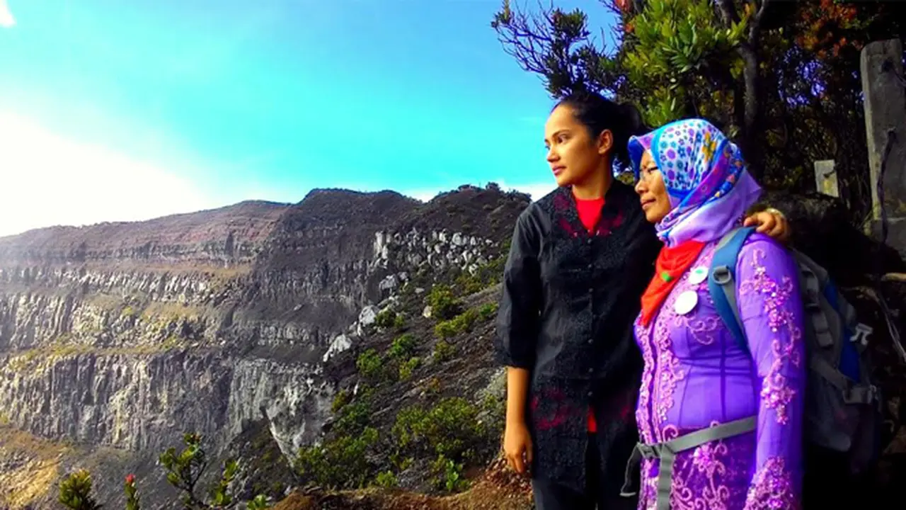 Hari Kartini, Berkebaya Mendaki ke Gunung Gede Pangrango
