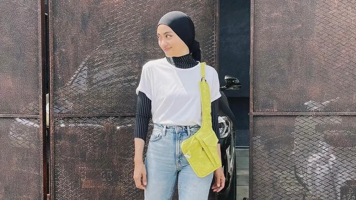 8 Ide OOTD Hijab dengan Jeans untuk ke Pantai Tampil Keren Tanpa