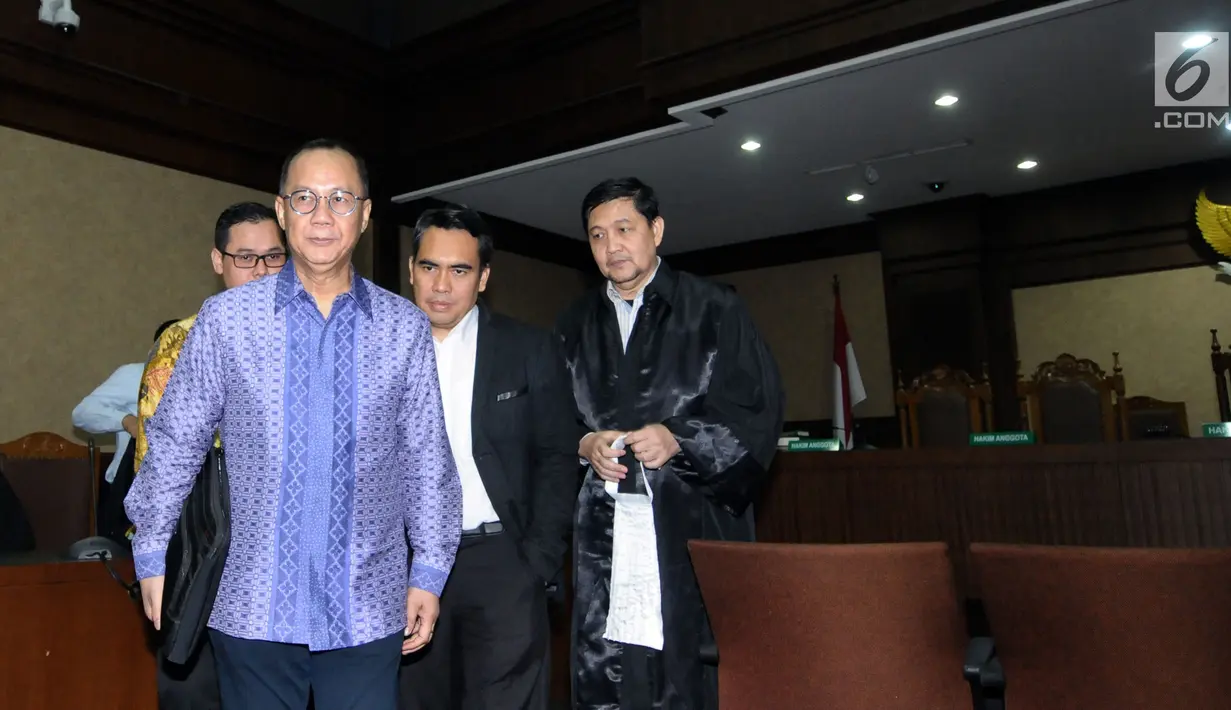 Terdakwa penerbitan SKL terhadap obligor BLBI, Syafruddin Arsyad Temenggung usai mengikuti sidang lanjutan di Pengadilan Tipikor, Jakarta, Kamis (31/5). Sidang mendengar putusan sela majelis hakim. (Liputan6.com/Helmi Fithriansyah)