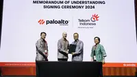 Direktur Strategic Portfolio Telkom Budi Setyawan Wijaya (kedua dari kanan), Direktur Enterprise & Business Service Telkom FM Venusiana R (paling kanan), President of Palo Alto Networks JAPAC Simon  Green (kedua dari kiri), dan Country Manager Palo Alto Networks Indonesia Adi Rusli (paling kiri) pada penandatanganan Nota Kesepahaman (MoU) antara Telkom dan Palo Alto Networks. (Foto: Istimewa)