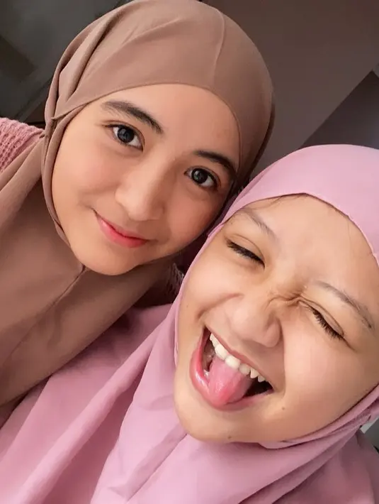 Potret kekompakan Arafah Rianti dan sang adik, sering mendaki gunung bareng. (Sumber: Instagram/@arafahrianti)