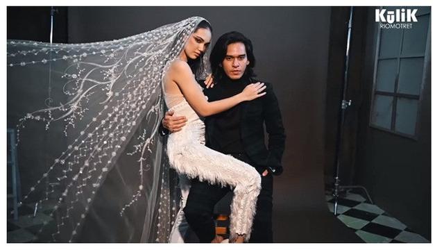 Bikin Baper, Ini 8 Gaya Pemotretan Haico dan Rangga Azof dengan Baju Pengantin