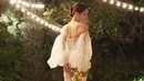 <p>Amin memperlihatkan single shoot dirinya mengenakan busana pengantin yang mengekspose bahunya yang indah dan tubuhnya yang ramping. (Foto: Instagram/ amin0224)</p>
