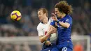 Pemain Tottenham Hotspur, Harry Kane berebut bola dengan pemain Chelsea, David Luiz dalam lanjutan ajang Liga Inggris di Stamford Bridge, Rabu (26/2). Tampil sebagai tuan rumah, Chelsea mengalahkan Tottenham Hotspur dengan skor 2-0. (AP/Tim Ireland)