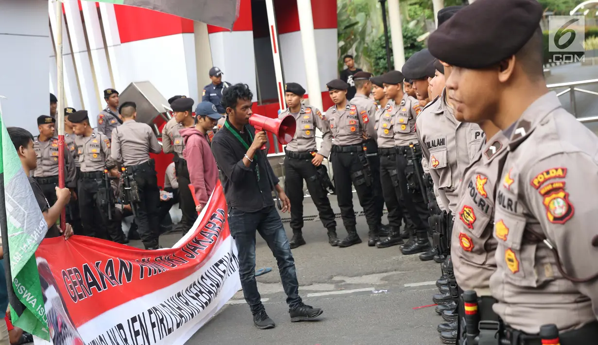 Sejumlah massa yang mengaku dari Himpunan Mahasiswa Islam saat unjuk rasa di depan Gedung KPK, Jakarta, Rabu (18/9/2019). Dalam aksinya, mereka menolak pimpinan KPK terpilih periode 2019-2023. (Liputan6.com/Helmi Fithriansyah)