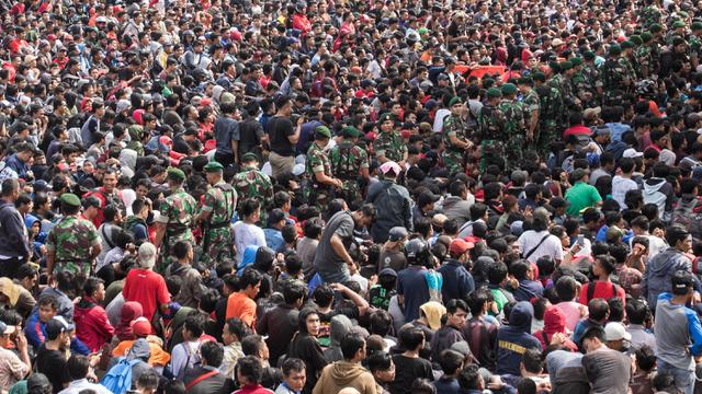 Suporter Indonesia Antre Tiket Final Piala AFF 2016 antara Timnas Indonesia Vs Singapura 