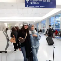 Pesinetron dan presenter Syahnaz Shadiqah resmi dipersunting Jeje Govinada pada 21 April 2018 silam. Meski telah bersuami, adik Raffi Ahmad itu masih saja manja dengan mamanya, Amy Qanita. (Instagram/ritchieismail)
