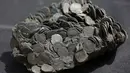 Tumpukan koin yang ditemukan Israel Antiquities Authority ( IAA ) disebuah kapal yang karam, Israel, 16 Mei 2016.Berbagai artefak ditemukan seperti lampu perunggu, patung dewi bulan Luna dll. (REUTERS / Baz Ratner)