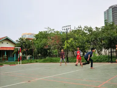 Bocah bermain di Ruang Publik Terpadu Ramah Anak (RPTRA) Jalan H Baung III RT 5/2 Pasar Minggu Jakarta, Senin (14/12). Akibat terkendala nota kesepahaman dengan perusahaan penyumbang CSR membuat pembangunan RPTRA itu terhambat. (Liputan6.com/Yoppy Renato)