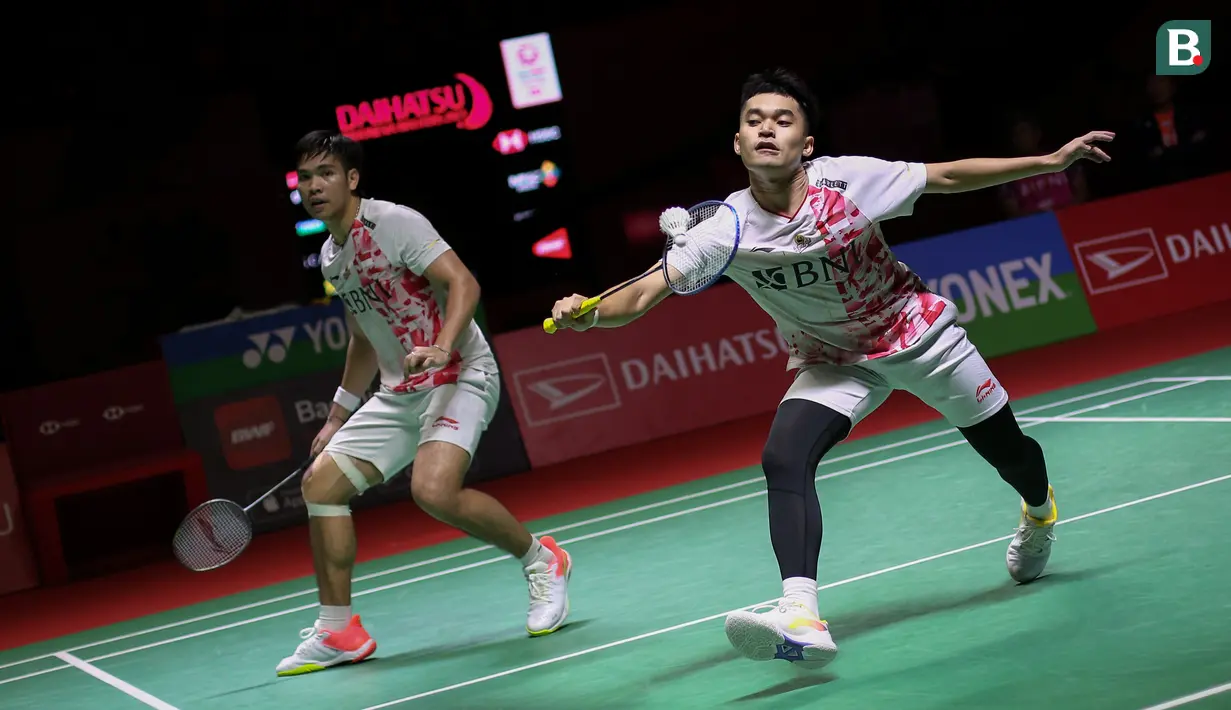 Pebulutangkis ganda putra Indonesia, Leo Rolly Carnando/Daniel Marthin bertanding melawan pebulutangkis ganda putra Jepang, Takuro Hoki/Yugo Kobayashi pada laga semifinal Indonesia Masters 2023 di Istora Senayan, Jakarta, Sabtu (28/01/2023). Leo/Daniel menang dengan skor 18-21, 21-17, 21-3. (Bola.com/Bagaskara Lazuardi)