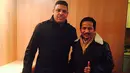 Selain belajar kepelatihan, mantan pelatih Persib Bandung, Djadjang Nurdjaman, juga menyempatkan diri untuk foto bersama legenda hidup sepak bola dunia yang juga mantan pemain Inter Milan, Ronaldo. (Bola.com/Instagram) 