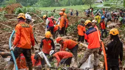 Tim gabungan terdiri dari SAR, BPBD, TNI, Polri, PMI, Relawan bersama warga setempat terus berupaya mencari korban di lokasi bencana longsor. (DEVI RAHMAN/AFP)
