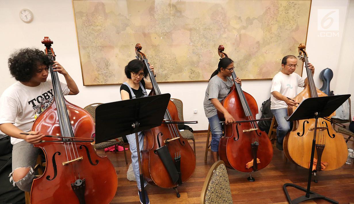 Anggota The Resonanz Music Studio berlatih jelang konser Sabda Semesta di Jakarta, Senin (25/9). Konser Sabda Semesta didukung Bakti Budaya Djarum Foundation, Jakarta Concert Orchestra, dan para komponis muda dunia. (Liputan6.com/Fery Pradolo)