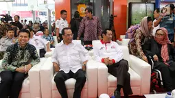 Ketua Gerakan Suluh Kebangsaan Mafud MD bersama Sekjen Gerakan Suluh Kebangsaan Alissa Wahid, Menhub Budi Karya Sumadi, dan Wagub Jatim Emil Dardak saat dialog Jelajah Kebangsaan di Stasiun Gubeng, Surabaya, Jatim, Kamis (21/2). (Liputan6.com/JohanTallo)