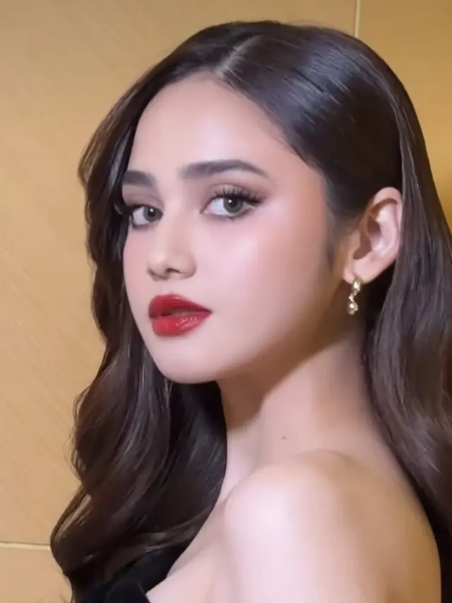 Syifa Hadju saat Kondangan pakai anting emas. [@vinkihanafi]