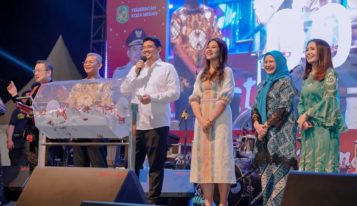 Dampingi suami bertugas, Kahiyang Ayu tampil memesona mengenakan midi dress motif tenun yang apik. [@ayanggkahiyang]