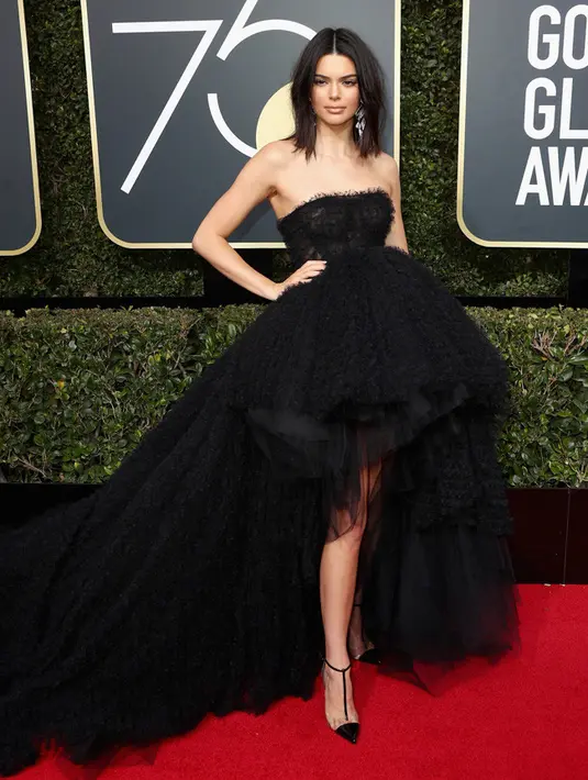 Tak seperti biasanya, penampilan Kendall saat hadir di Golden Globe 2018 kemarin justru menjadi bahan pembicaraan publik. Wajah Kendall yang biasanya mulus, kini dipenuhi dengan jerawat. Ada apa ya? (Foto: AFP)