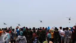 Warga menyaksikan gladi bersih HUT ke-70 TNI di Dermaga Indah Kiat, Cilegon, Banten, Sabtu (3/10/2015). Jelang HUT ke-70 TNI tersebut menjadi daya tarik tersendiri bagi warga untuk menyaksikan secara dekat atraksi TNI. (Liputan6.com/Immanuel Antonius)