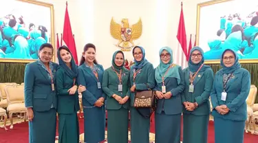 Mengenakan pakaian yang senada, ini kunjungan lapangan Arumi Bachsin ke Istana Bogor bareng TP. PKK se-Indonesia. Arumi nampak hangat dan nyaman bersama para ibu-ibu PKK. (Liputan6.com/IG?@arumi_arumi_94)