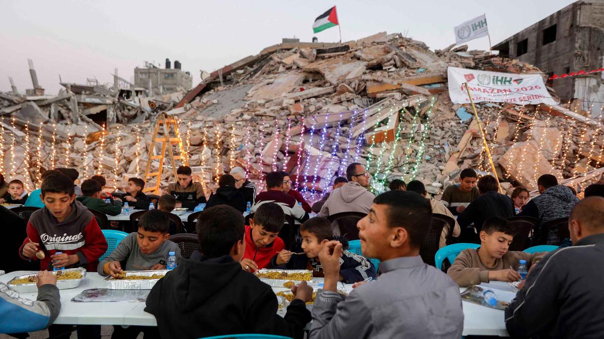 Di Antara Bangunan yang Hancur, Warga Gaza Berbuka Puasa Bersama