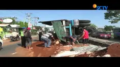 Kecelakaan sempat membuat lalu lintas jalan dari arah Surabaya tersendat.