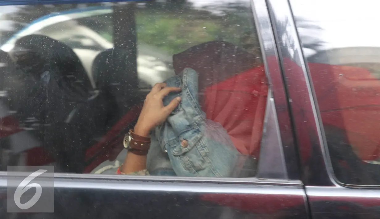 Keluarga Gatot Brajamusti saat berada di dalam mobil di kawasan Pondok Pinang, Jakarta, Selasa (30/8). Gatot terjaring petugas saat pesta narkoba bersama beberapa orang termasuk sang istri, Dewi Aminah dan Reza Artamevia. (Liputan6.com/Herman Zakharia)