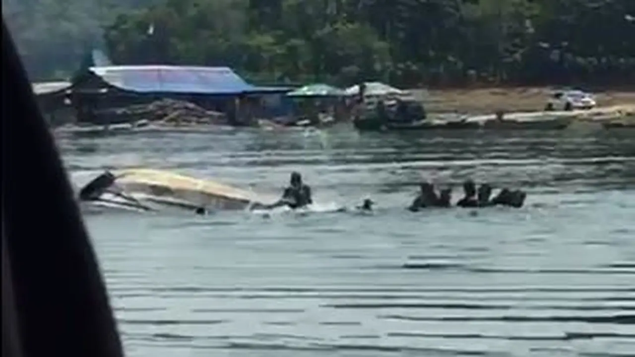 Perahu Terbalik di Waduk Kedungombo, Kemusu, Boyolali, 9 orang hilang. (Foto: Tangkapan layar video-Istimewa)