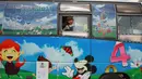 Seorang anak mengintip dari jendela bus yang diubah menjadi ruang kelas di desa Hazano di barat laut Suriah (15/9/2019). Kelas di dalam bus ini hanya melayani usia mulai dari 5 hingga 12 tahun. (AFP Photo/Aaref Watad)