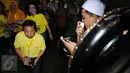 Ketua Umum Partai Golkar, Setya Novanto (kiri) saat masuk studio jelang nonton bareng film Iqro bersama 1000 anak yatim di Jakarta, Minggu (12/2). Acara ini untuk memperingati Maulid Nabi Muhammad SAW. (Liputan6.com/Helmi Fithriansyah)