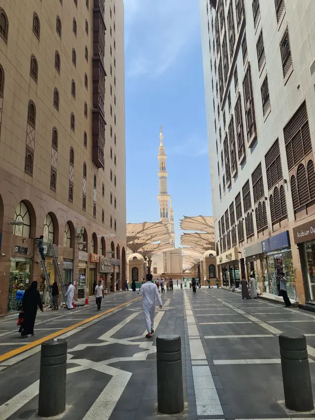 Jalanan dari hotel tempat jemaah haji menginap dengan Masjid Nabawi di Madinah, Arab Saudi.