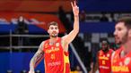Pebasket Spanyol, Juancho Hernangomez melakukan selebrasi setelah mencetak poin pada laga Grup G Piala Dunia FIBA 2023 melawan Iran di Indonesia Arena, Senayan, Jakarta, Rabu (30/08/2023). Spanyol menang dengan skor 85-65. (Bola.com/Bagaskara Lazuardi)