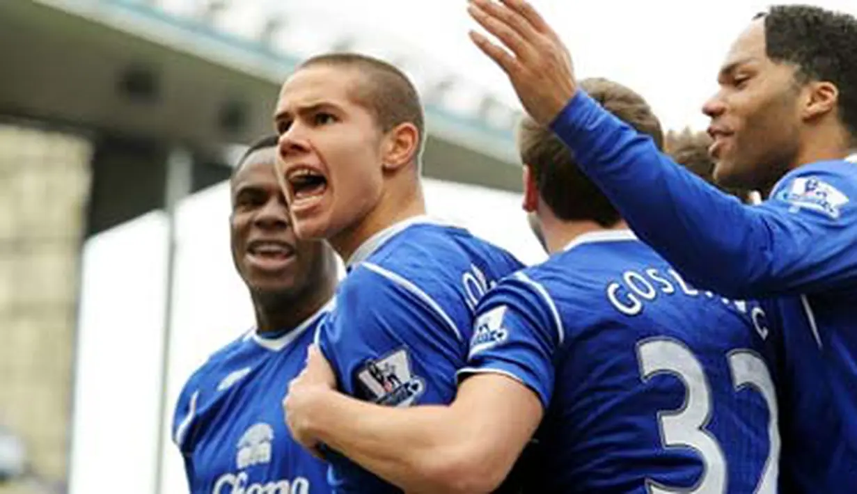Everton's English midfielder Jack Rodwell (2nd L) celebrates with team mates after opening the scoring during the FA cup fifth round football match against Aston Villa at Goodison Park, Liverpool, on February 15, 2009. AFP PHOTO/ANDREW YATES