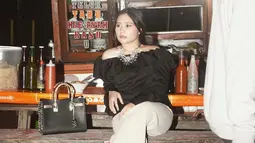 Saat melakukan pemotretan di pinggir jalan, Prilly juga sempat menggunakan busana off-shoulder berwarna hitam. Penampilannya ini ia tambahkan dengan kalung mewah serta tas berwarna senada. (Liputan6.com/IG/@prillylatuconsina96)