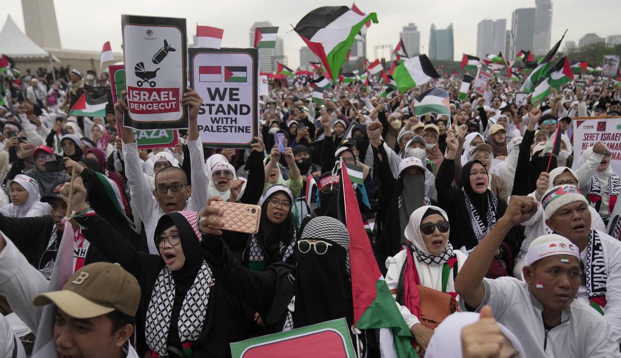 Sejumlah tokoh pun hadir dalam acara tersebut. Mulai dari Menko PMK Muhadjir Effendi, Menteri Luar Negeri Retno Marsudi, Menteri Agama Yaqut Cholil Qoumas, Ketua DPR Puan Maharani, Wakil Presiden ke-10 dan ke-12 Jusuf Kalla, tokoh Muhammadiyah Din Syamsuddin, hingga Anies Baswedan. (AP Photo/Dita Alangkara)