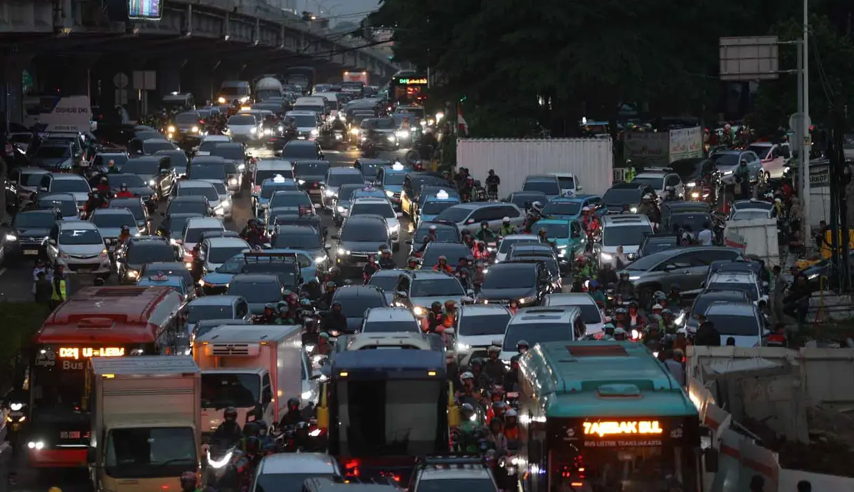Uji coba berlaku hanya untuk kendaraan roda empat. (Kapanlagi.com/Budy Santoso)